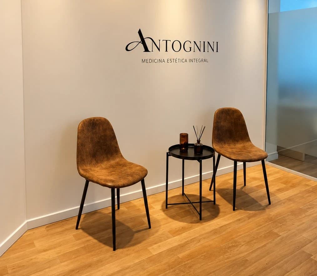 Sala de espera con el logo de Antognini en la pared