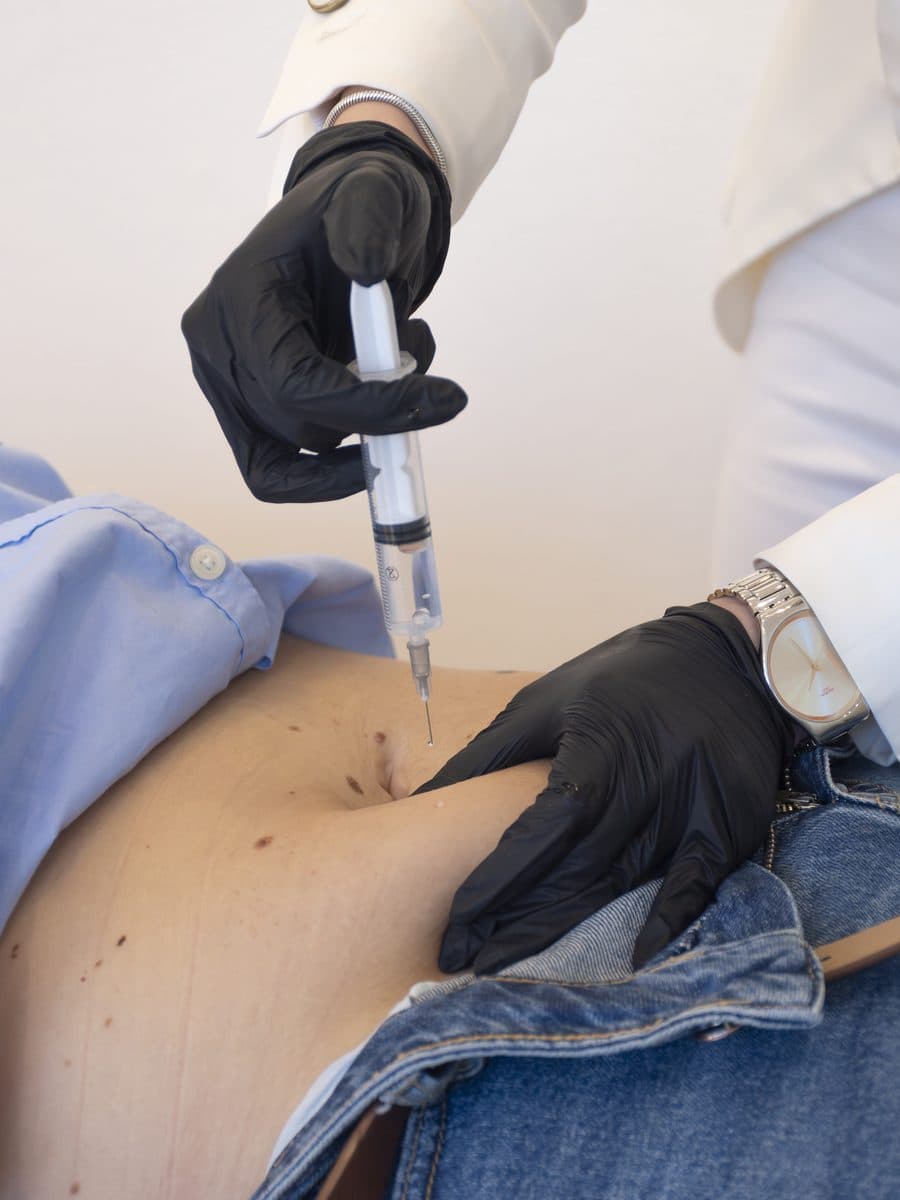 Aplicación inyectable en el abdomen