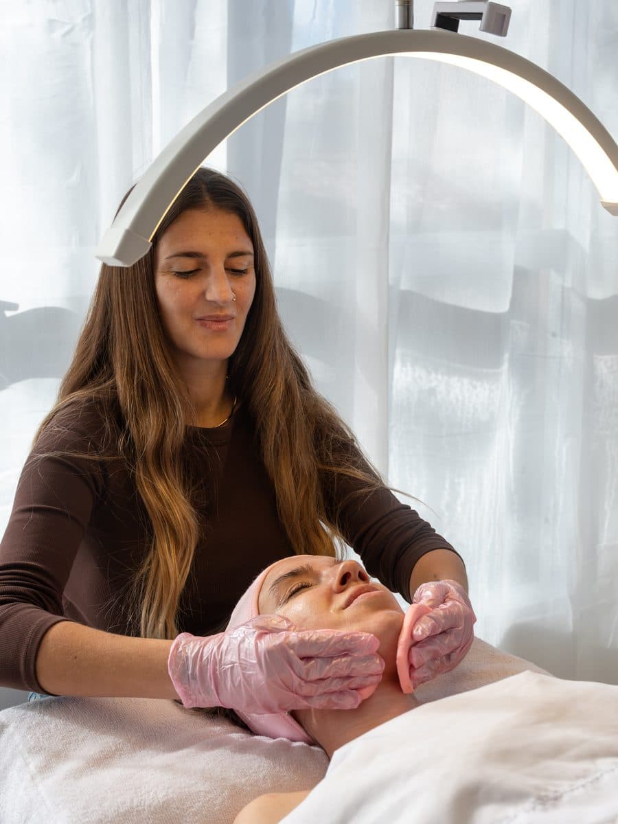 Profesional realizando un tratamiento facial